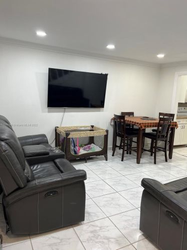 635 68th St, Hialeah, FL 33014-4812