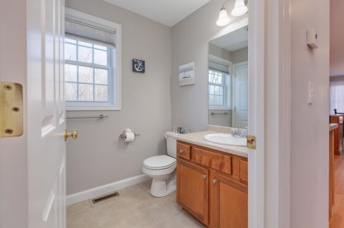 19 Waterford Dr, Sandown NH  03873-2078 exterior