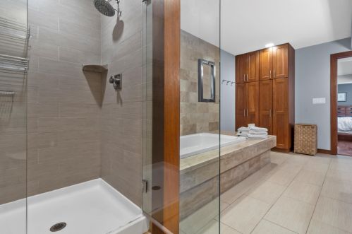 4101 Lk Dr, Milwaukee WI 53211-1720 exterior