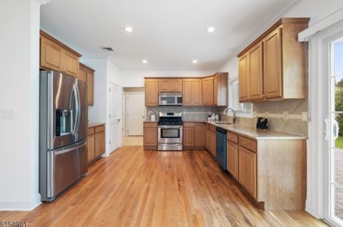 23 Alan Dr, Parsippany NJ  07054-4101 exterior