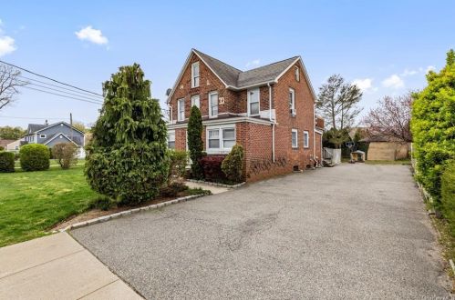 133 Windhorst Ave, Bethpage, NY 11714-4921