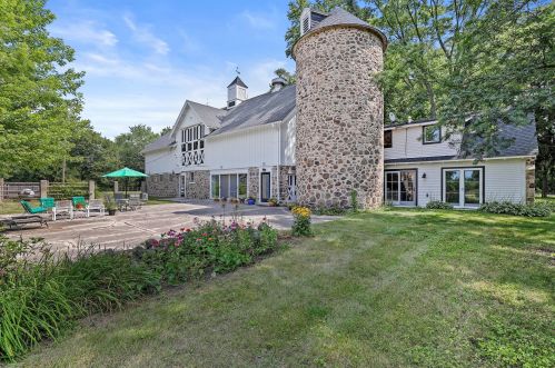 8900 Bonniwell Rd, Thiensville, WI 53097-2003
