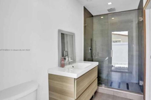 607 31st Ave, Hollywood FL  33021-6101 exterior