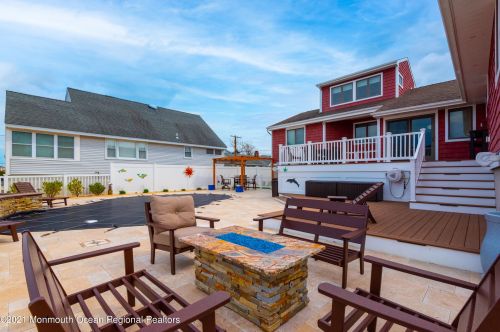 331 Sunset Dr, Pelican Island NJ  08751-2242 exterior