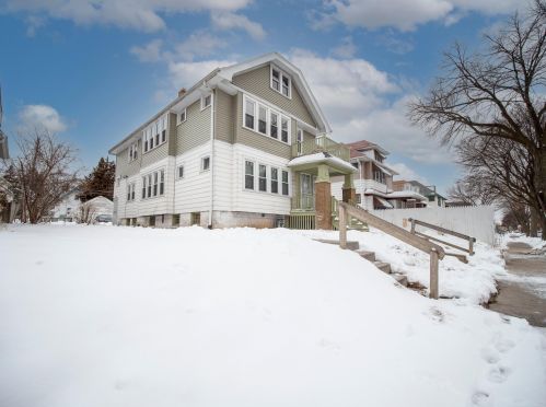 4033 12th St, Milwaukee, WI 53209-7007