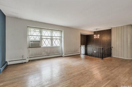 9 Foothill Ln, Elwood NY  11731-4106 exterior