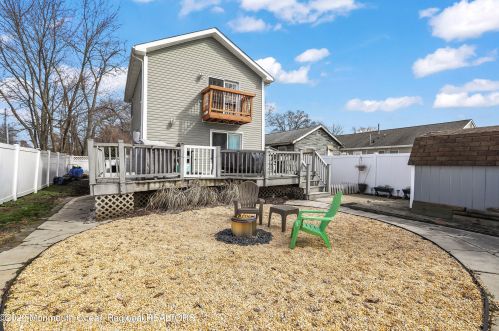 4 Krueger Pl, Middletown NJ  07748-5729 exterior