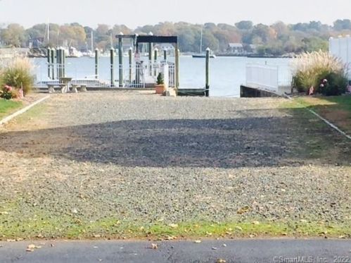 93 Davenport Dr, Stamford CT  06902-7708 exterior