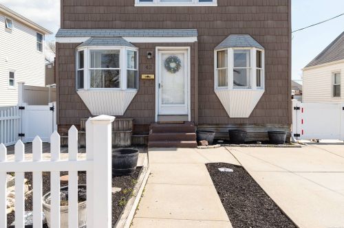 42 Evelyn Ave, Westbury, NY 11590-4215