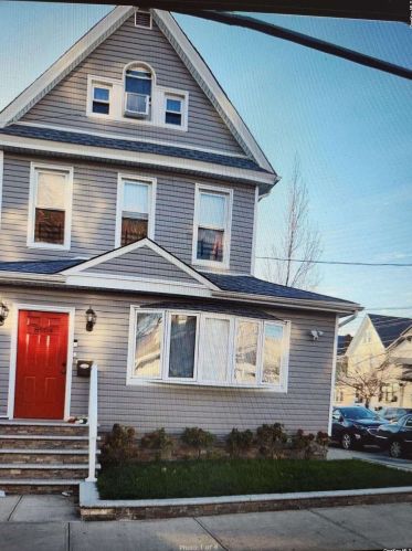8904 104th St, Jamaica, NY 11418-2141