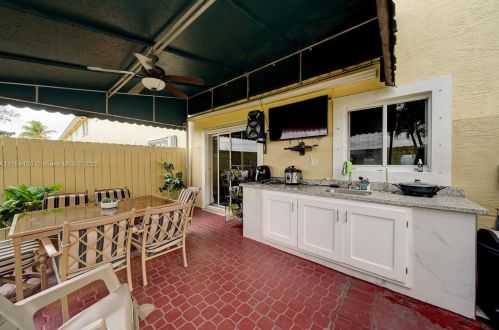 17845 74th Ct, Hialeah FL  33015-8441 exterior