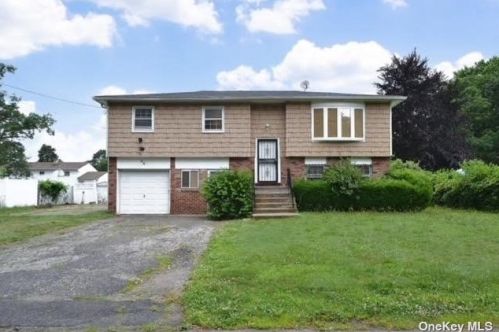 93 Lakeway Dr, Babylon, NY 11704-2004