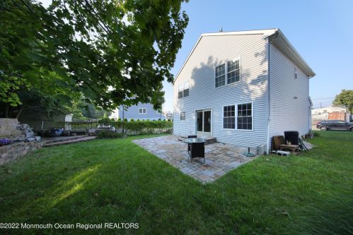 39 Shore Dr, Monmouth Hills NJ  07732-1027 exterior