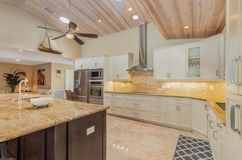 657 91 Ave, Naples FL 34108-2424 exterior