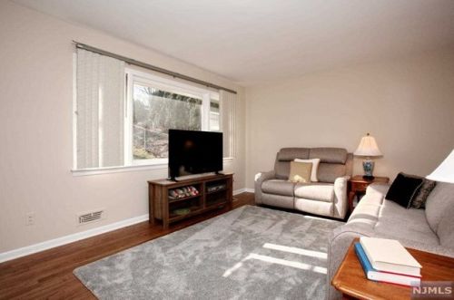 87 Minnehaha Blvd, Oakland NJ  07436-2804 exterior