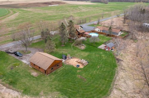 8057 Town Line Rd, Kewaskum, WI 53040-9455