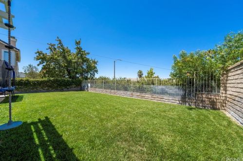 27543 Courtview Dr, Santa Clarita CA  91354-1601 exterior