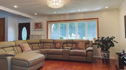 1031 Whittier Ave, New Hyde Park, NY 11040-3800