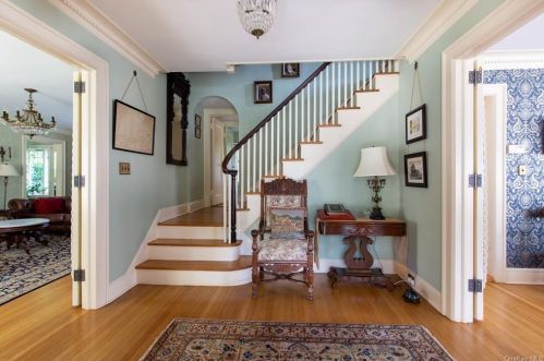 25 Holly Dr, New Rochelle NY  10801-2301 exterior