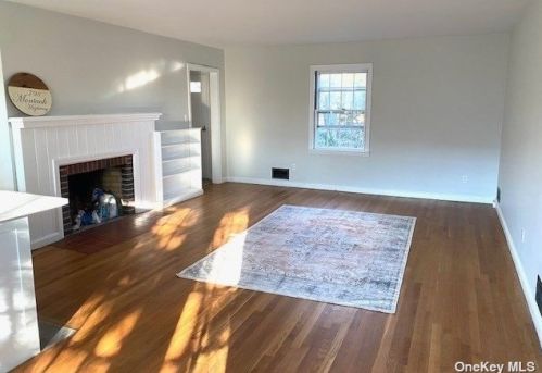 798 Main St, Islip Manor NY  11751-3618 exterior