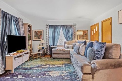 221 Summit St, Penn, PA 15675-9509