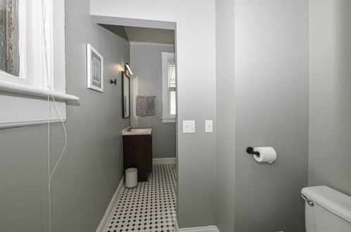 2565 Oakland Ave, Milwaukee WI 53211-3931 exterior