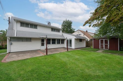 67 Lion Ln, Westbury NY  11590-6330 exterior