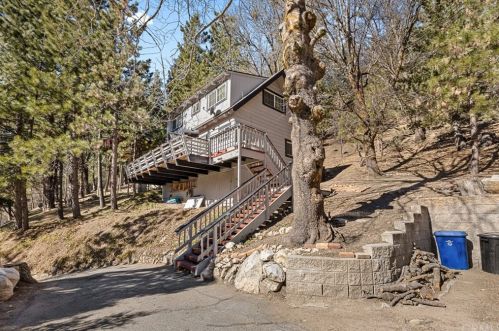 332 Fairway Dr, Lake Arrowhead, CA 92352-9709