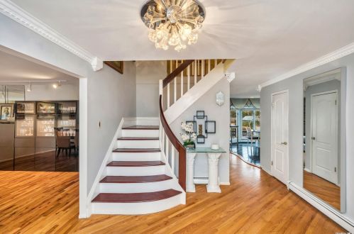 624 Caledonia Rd, Huntington Station, NY 11746-5121