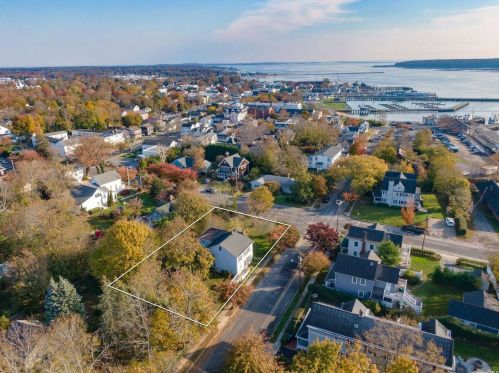 408 Wiggins St, Greenport, NY 11944-1846