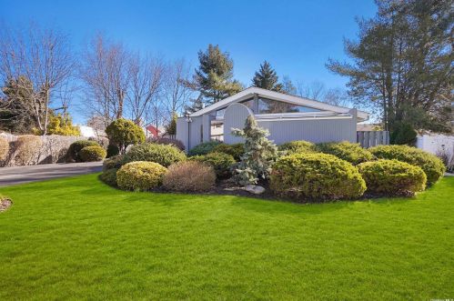 8 Carlson Ln, Elwood, NY 11731-2505