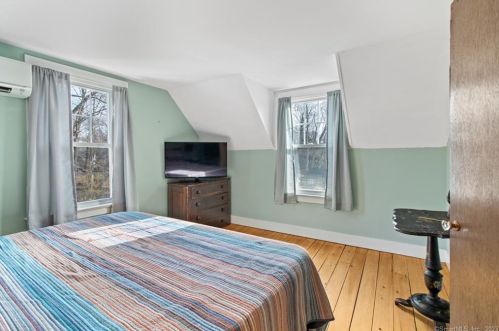3 Riverside Pl, Gales Ferry CT  06335-1442 exterior