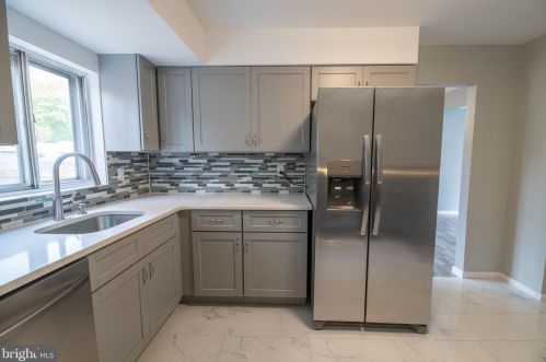 18 Manorhouse Dr, Trenton NJ  08638-1728 exterior