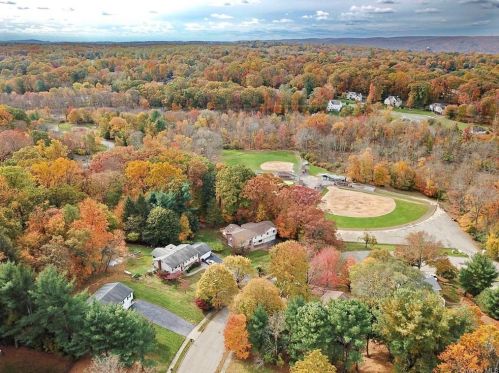19 Annette Ln, Airmont, NY 10901-6639