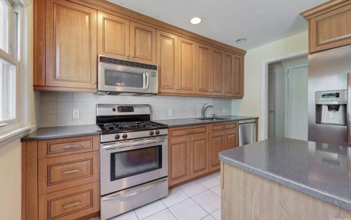 105 Renison Dr, Westbury NY  11590-1036 exterior