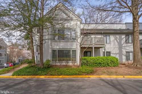 2241 Hunters Run Dr, Herndon, VA 20191-2833