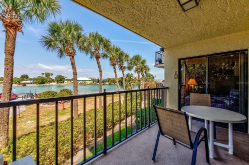 7537 Bayshore Dr, Saint Petersburg, FL 33706-3527