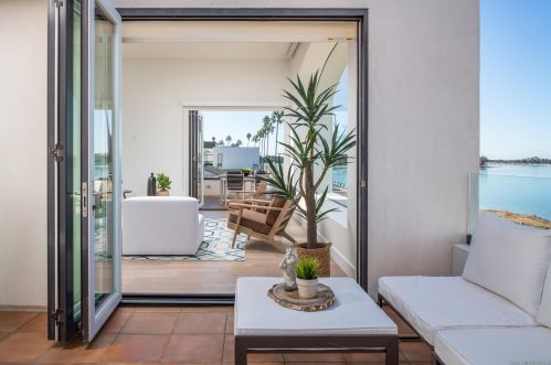 3535 Riviera Dr, San Diego CA 92109-6641 exterior