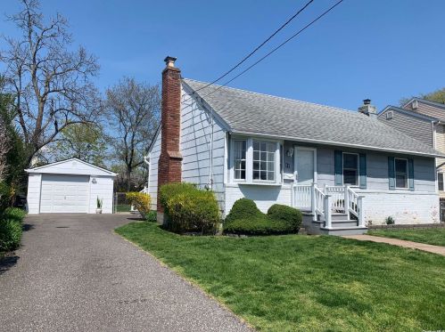 61 Parkdale Dr, Babylon, NY 11703-3307