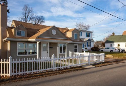 78 Lakeside Dr, Coventry, RI 02816-5521