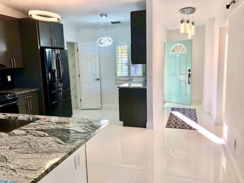 825 New Waterford Dr, Naples, FL 34104-7889