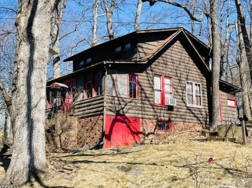 21 Sharps Rock Dr, Hopatcong, NJ 07843-1623