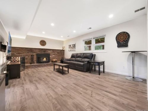 8 Creekview Dr, Thiells NY  10984-1434 exterior