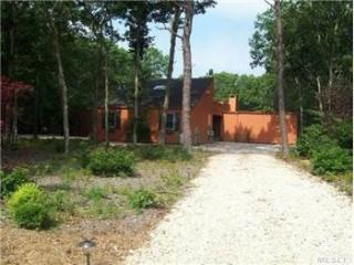 35 Quarter Rd, West Hampton NY  11977-1001 exterior