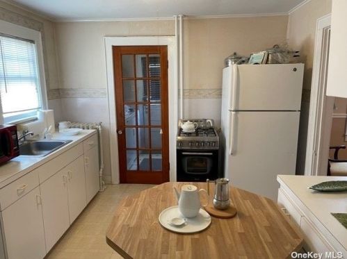 170 Great Neck Rd, Copiague NY  11726-3802 exterior