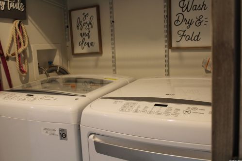 35 Hartford St, North Lindenhurst NY  11757-3843 exterior