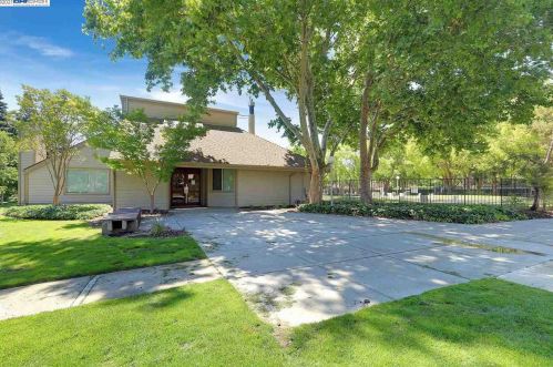 7426 Stonedale Dr, Pleasanton CA  94588-3737 exterior