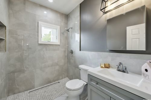 15 Mead Ln, Westbury NY  11590-6303 exterior