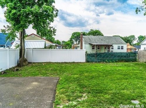 209 Costar St, Westbury NY  11590-3605 exterior