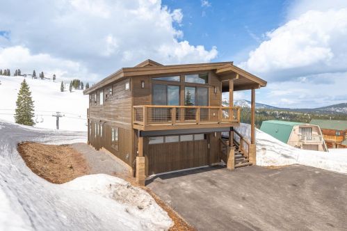 13701 Ski Slope Way, Truckee CA  96161-6605 exterior